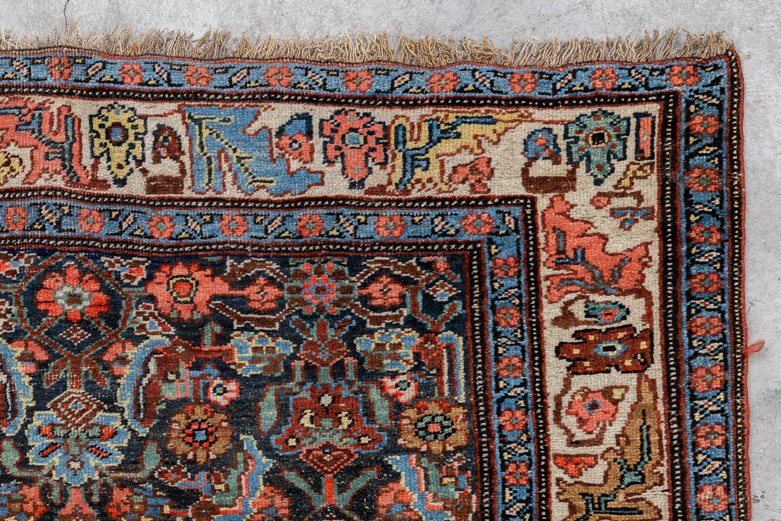 A Persian hand-made runner with floral decor. (L:120 x W:319 cm)