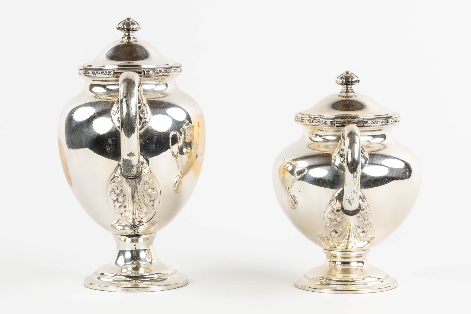 Wiskemann, a silver-plated coffee and tea service, addded are two serving bowls. (L:35,5 x W:57 cm)