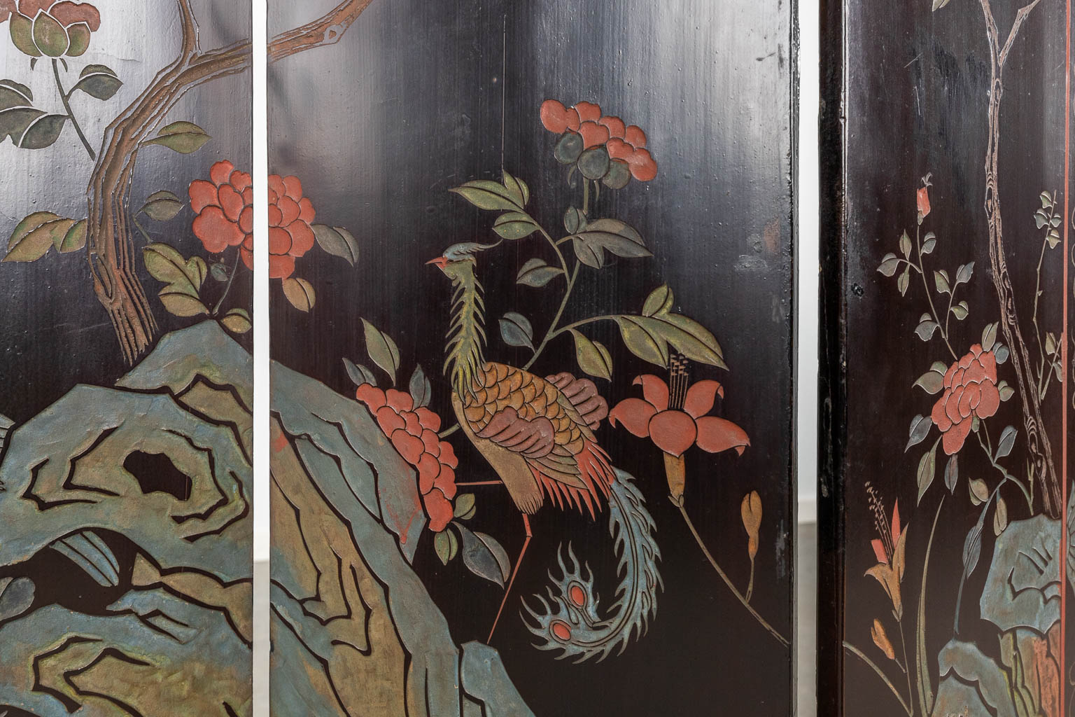 A Chinese room divider, folding screen with lacquered decors of fauna and flora. Circa 1900. (W: 114 x H: 132 cm)