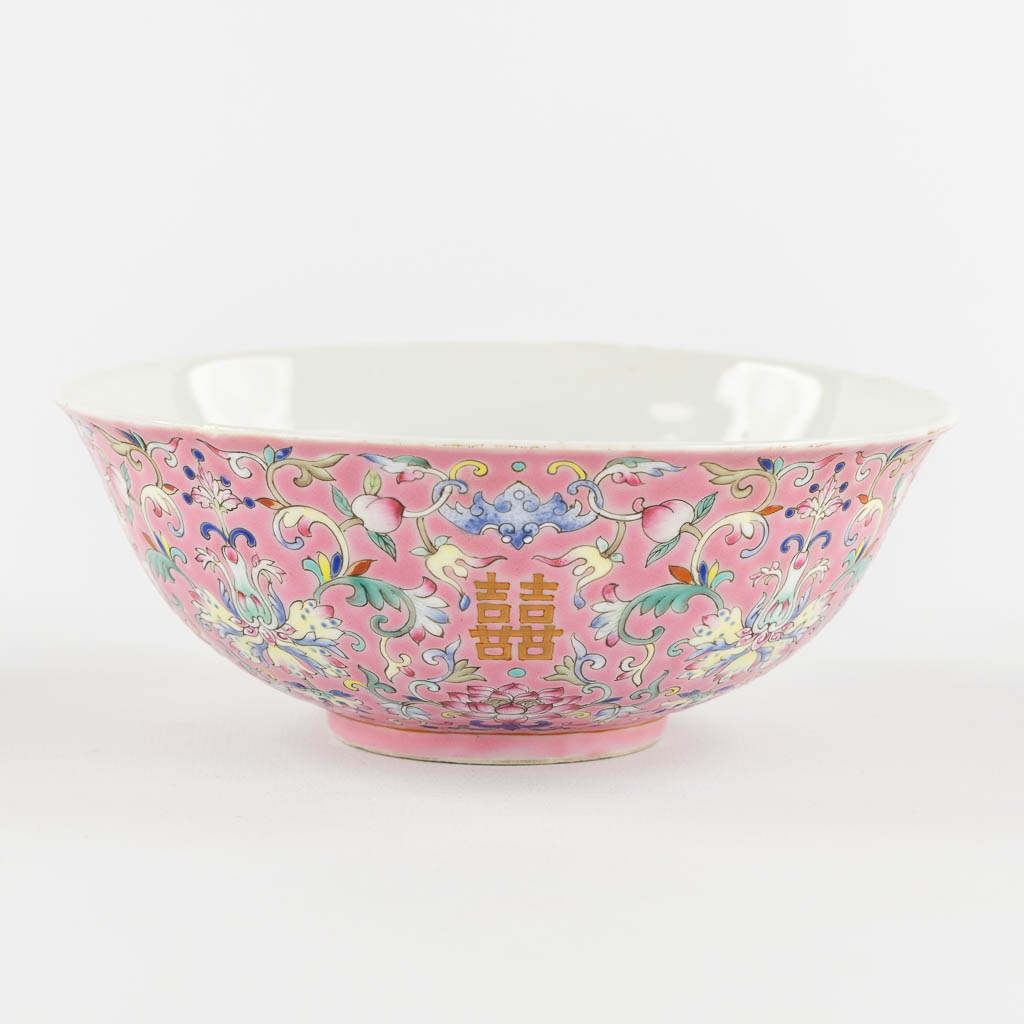 A Chinese Famille Rose bowl decorated with peaches, Daoguang mark. (H:6 x D:16,5 cm)