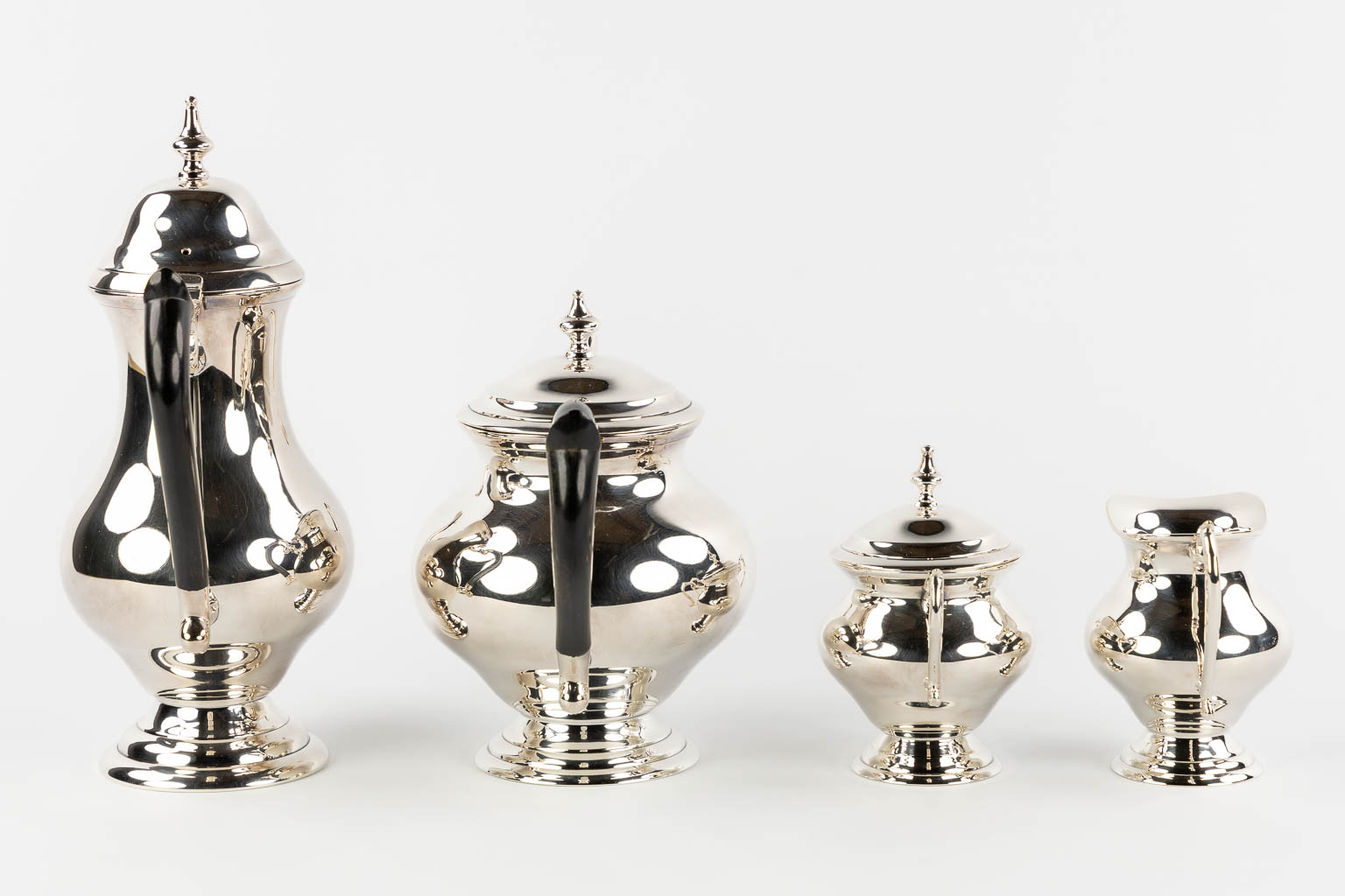 A silver-plated coffee and tea service on a platter. (L:41 x W:61 cm)