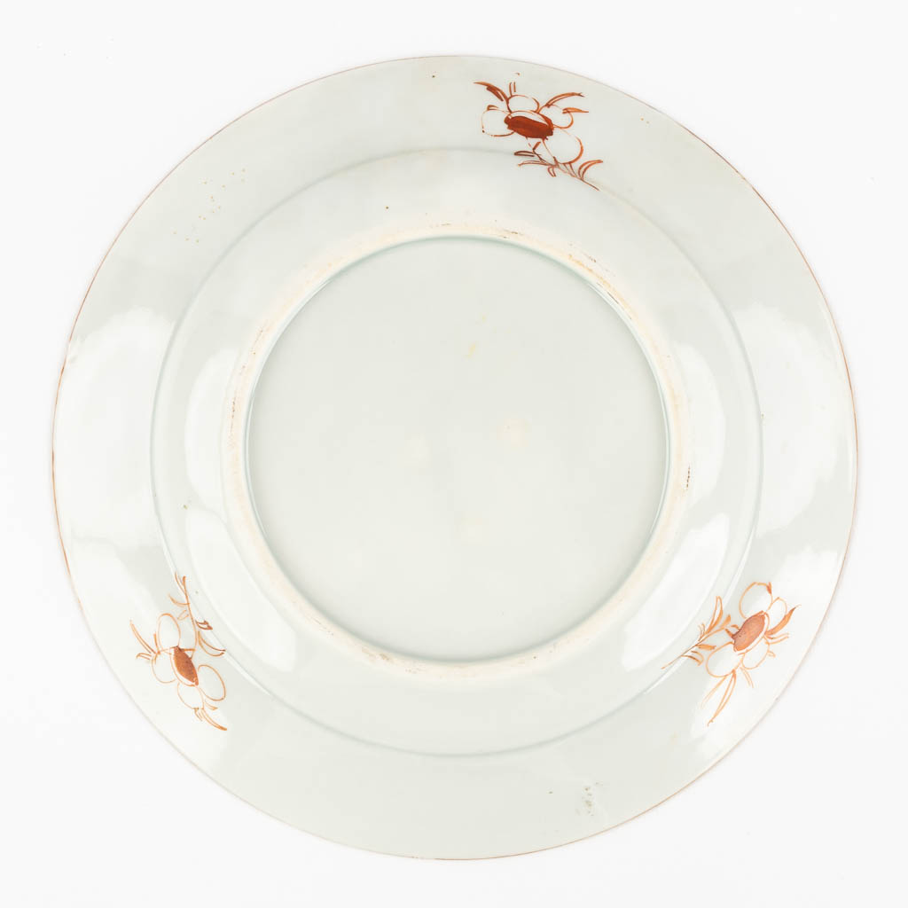 A Chinese Famille Verte plate, Kangxi period. Added a Samson plate. (H:5,5 x D:38 cm)