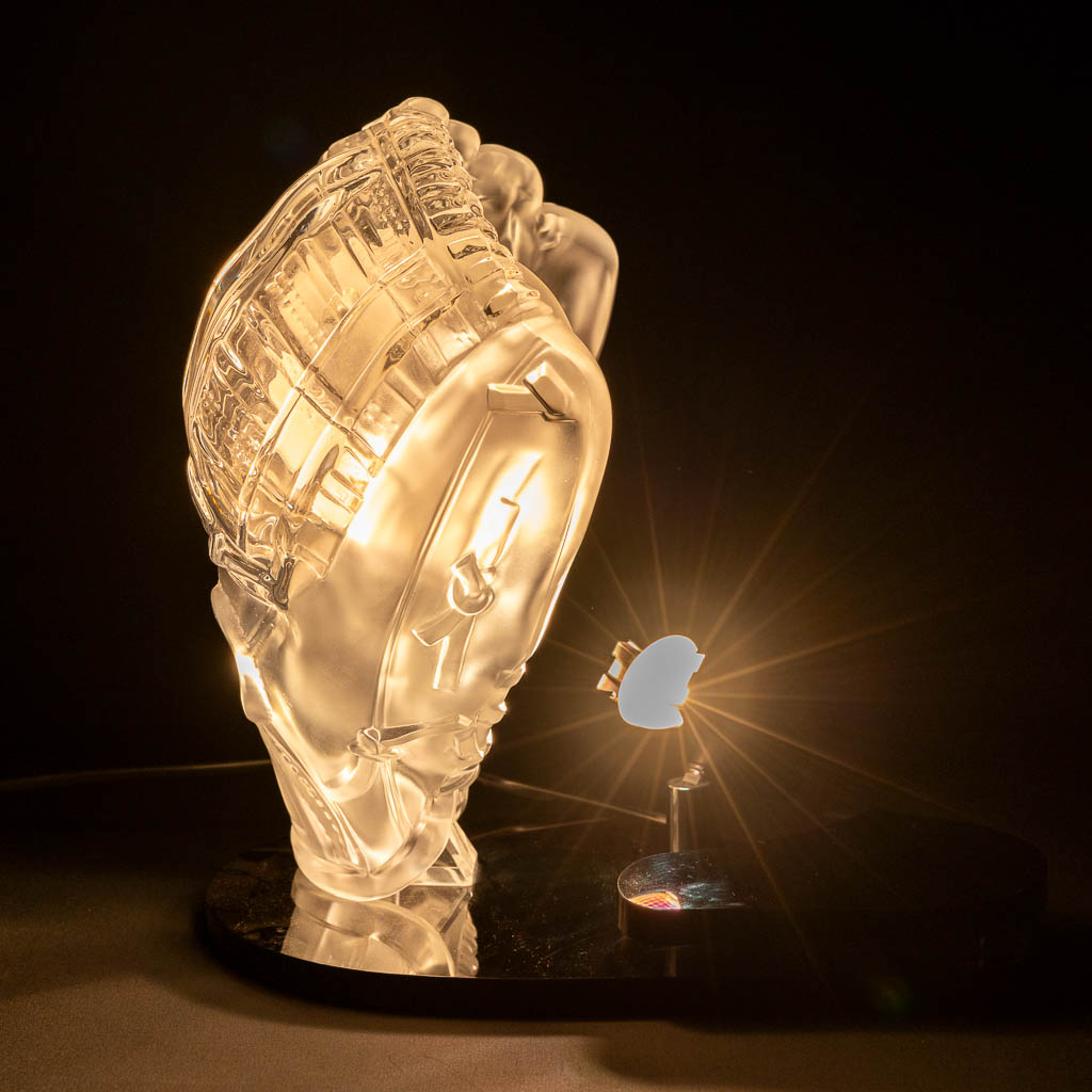 Christalleries Royales De Champagne. A baseball glove table lamp, Glass. (L:25 x H:28 cm)