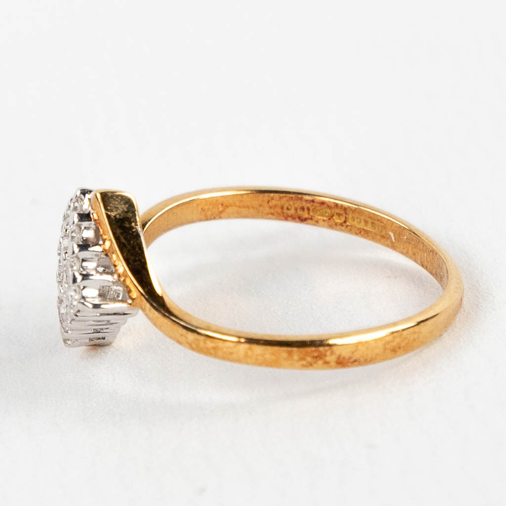 A yellow and white gold ring finished with 9 brilliants. 2,14g. size: 51