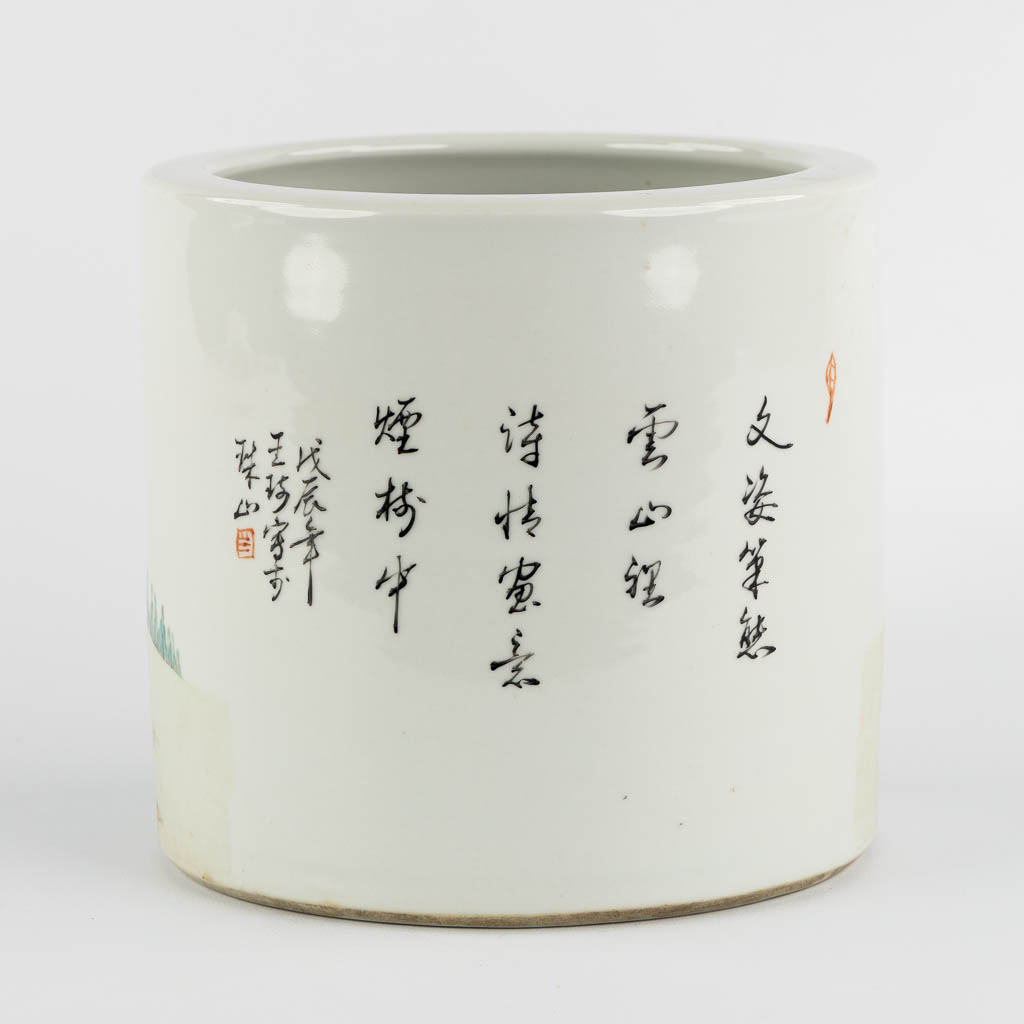 A large Chinese brush pot, finely painted with wise figurines and calligraphy. (H:18 x D:19 cm)