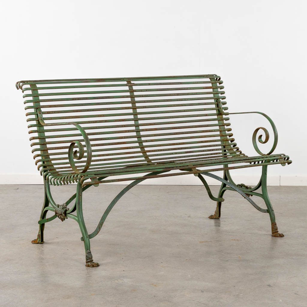 A green patinated metal garden bench with armrests. (L:60 x W:124 x H:80 cm)