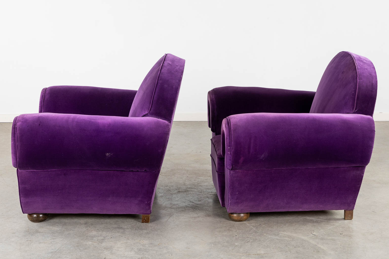 A pair of armchairs with purple fabric upholstry, France, Art Deco. (L:84 x W:109 x H:87 cm)