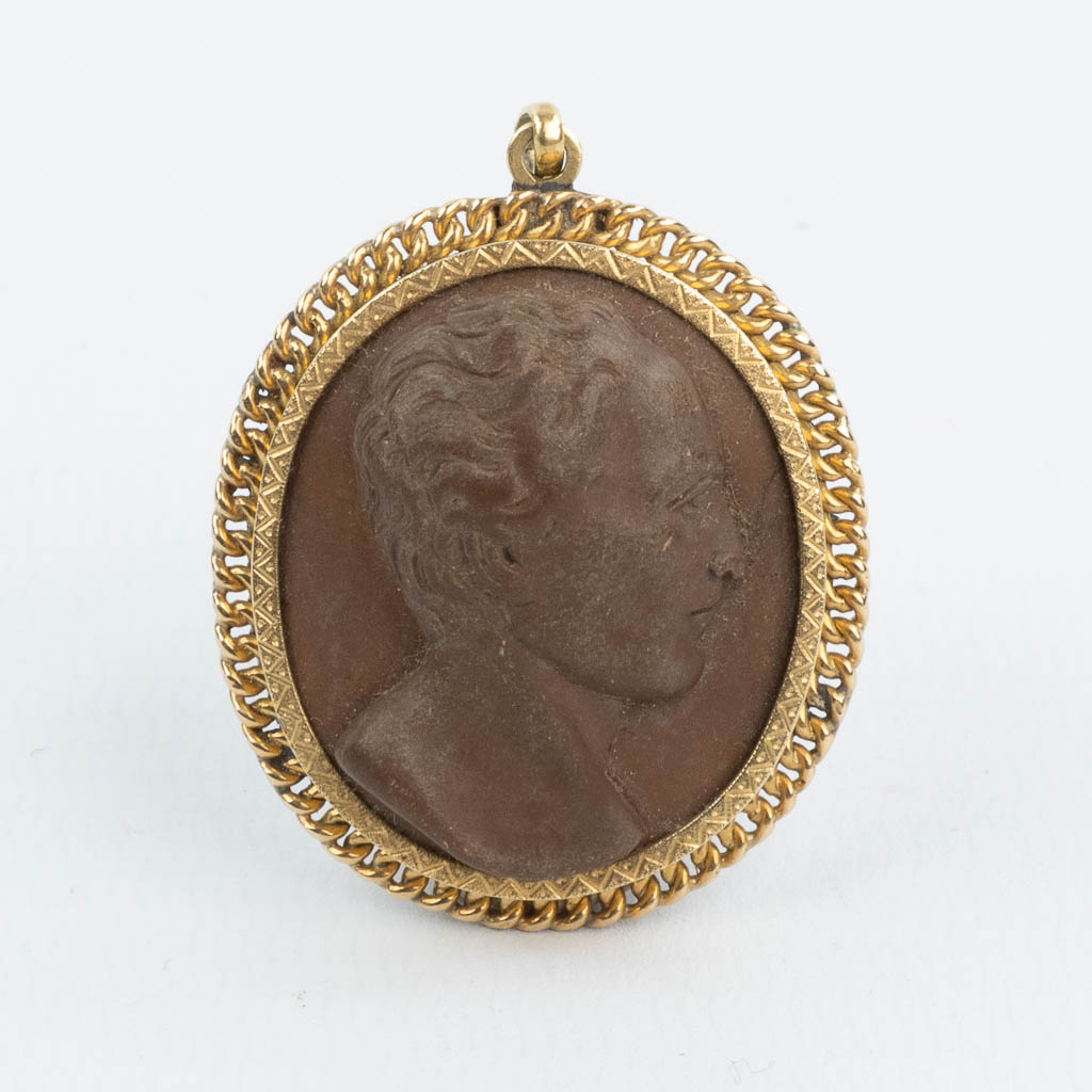 A pendant with a probably Wedgewood figurine of a Noble man, 18kt yellow gold. (W:3,3 x H:4 cm)