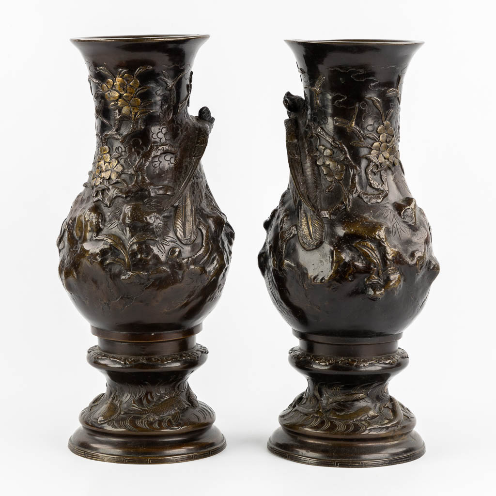 A pair of Japanese bronze vases decorated with fauna and flora. Meji. (H:46 x D:18 cm)