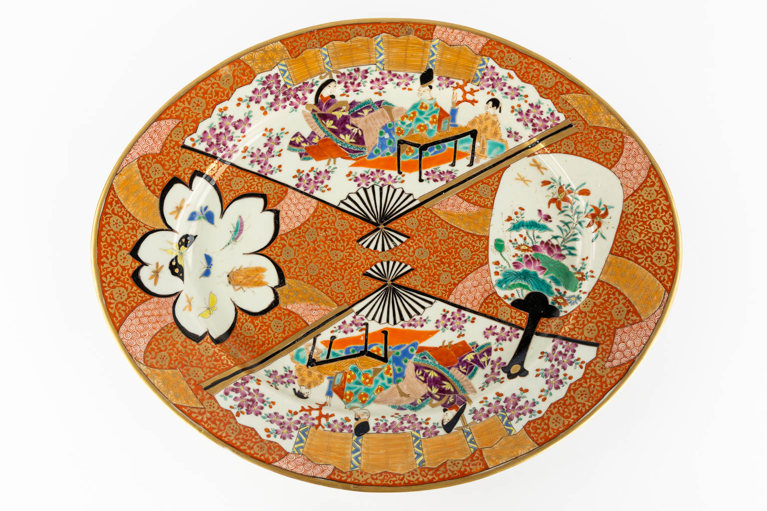 Two grand Japanese Kutani platters, Meji period. (L:42 x W:51,5 cm)