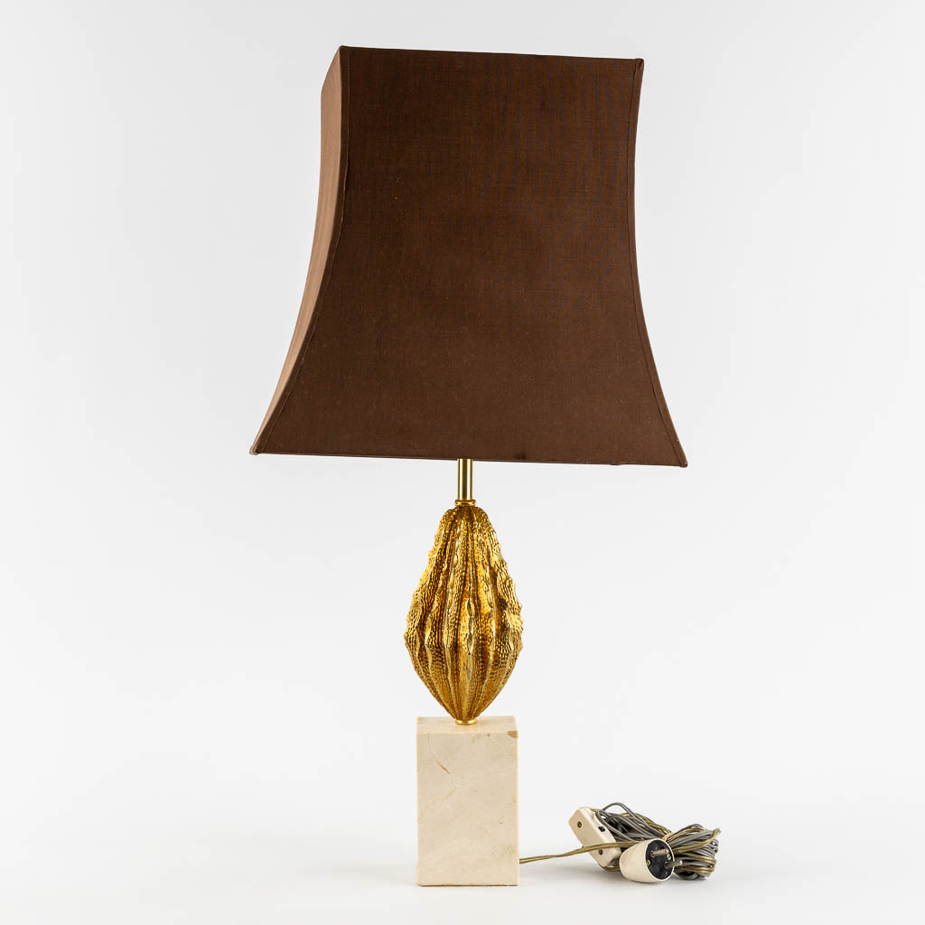 A mid-century tafellamp met cacaoboon, in de stijl van Maison Charles. (L:11 x W:11 x H:55 cm)