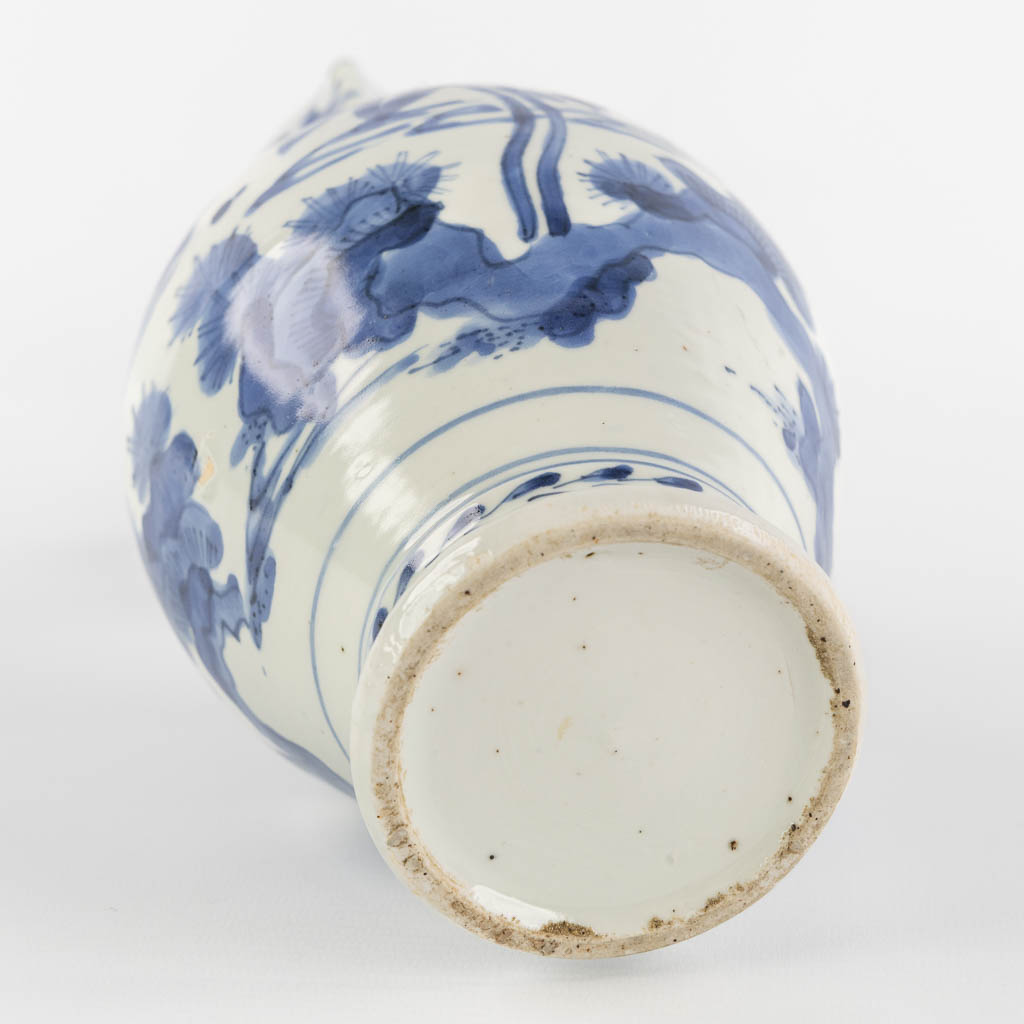 A Chinese pitcher, blue-white mounted with silver, Netherlands, 17th C. (L:12 x W:13 x H:25 cm)