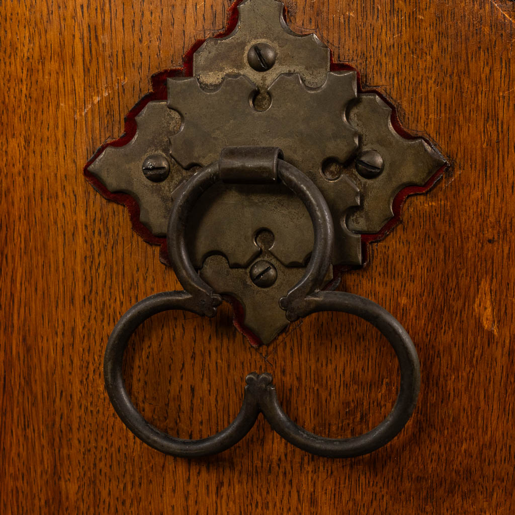 Een antiek orgel, gesculpteerd hout in Neogotische stijl, circa 1900.