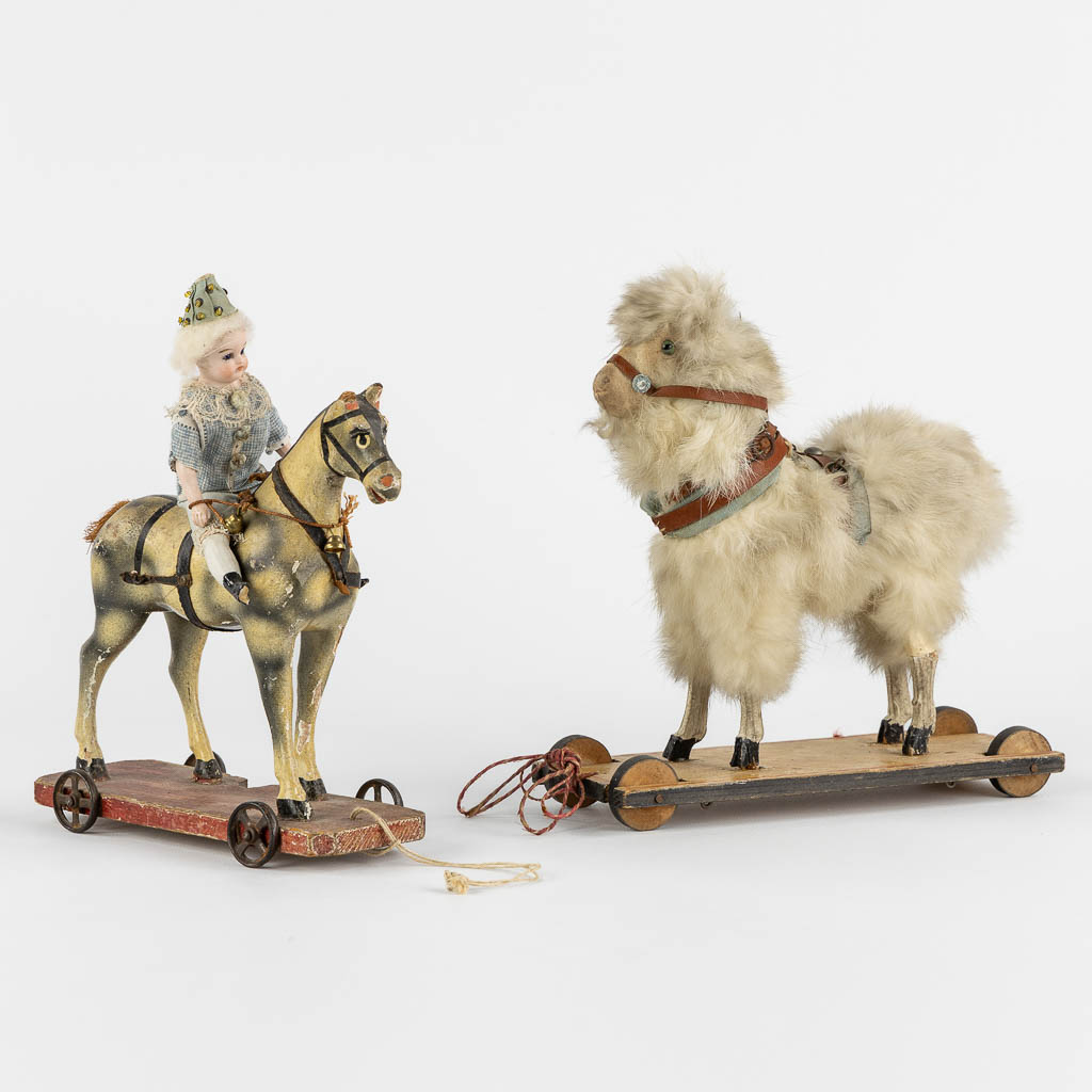 Kinderspeelgoed, een figuur van een Mignonette op een paard, bijgevoegd een Lama. (H:22 cm)