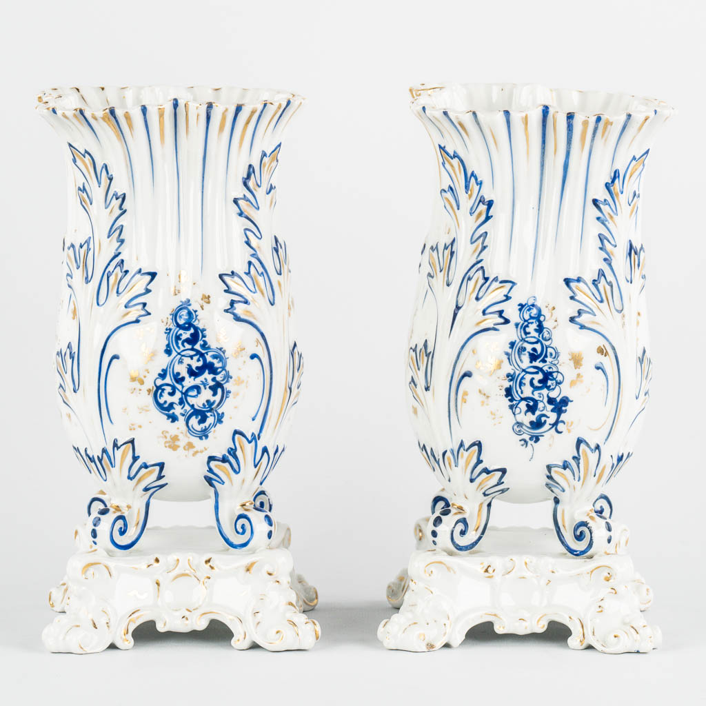 Two pairs of Vieux Paris vases one with ajoured handles, gilt porcelain. 19th C. 