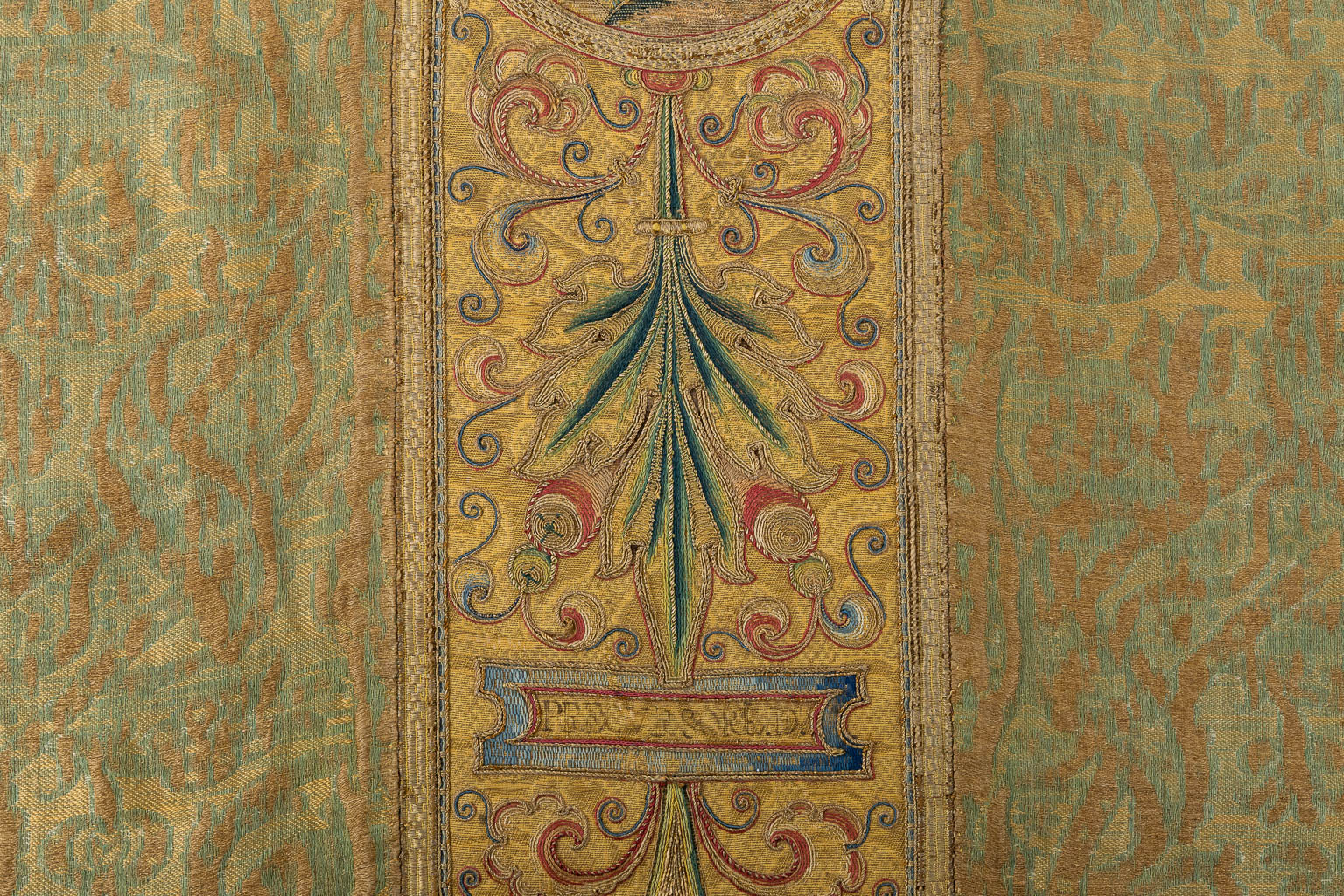 Een antiek fragment van een Romeinse Kazuifel, Johannes de Doper, Vlaanderen, 16de eeuw. (W:74 x H:140 cm)