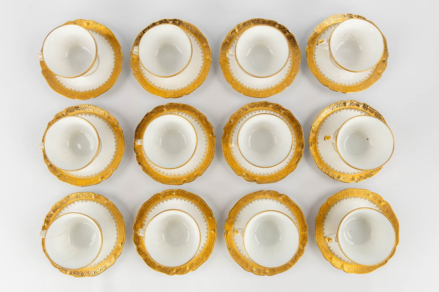 ULIM Limoges, a large dinner and coffee service, porcelain with a gilt rim. (L:26 x W:31 x H:20 cm)