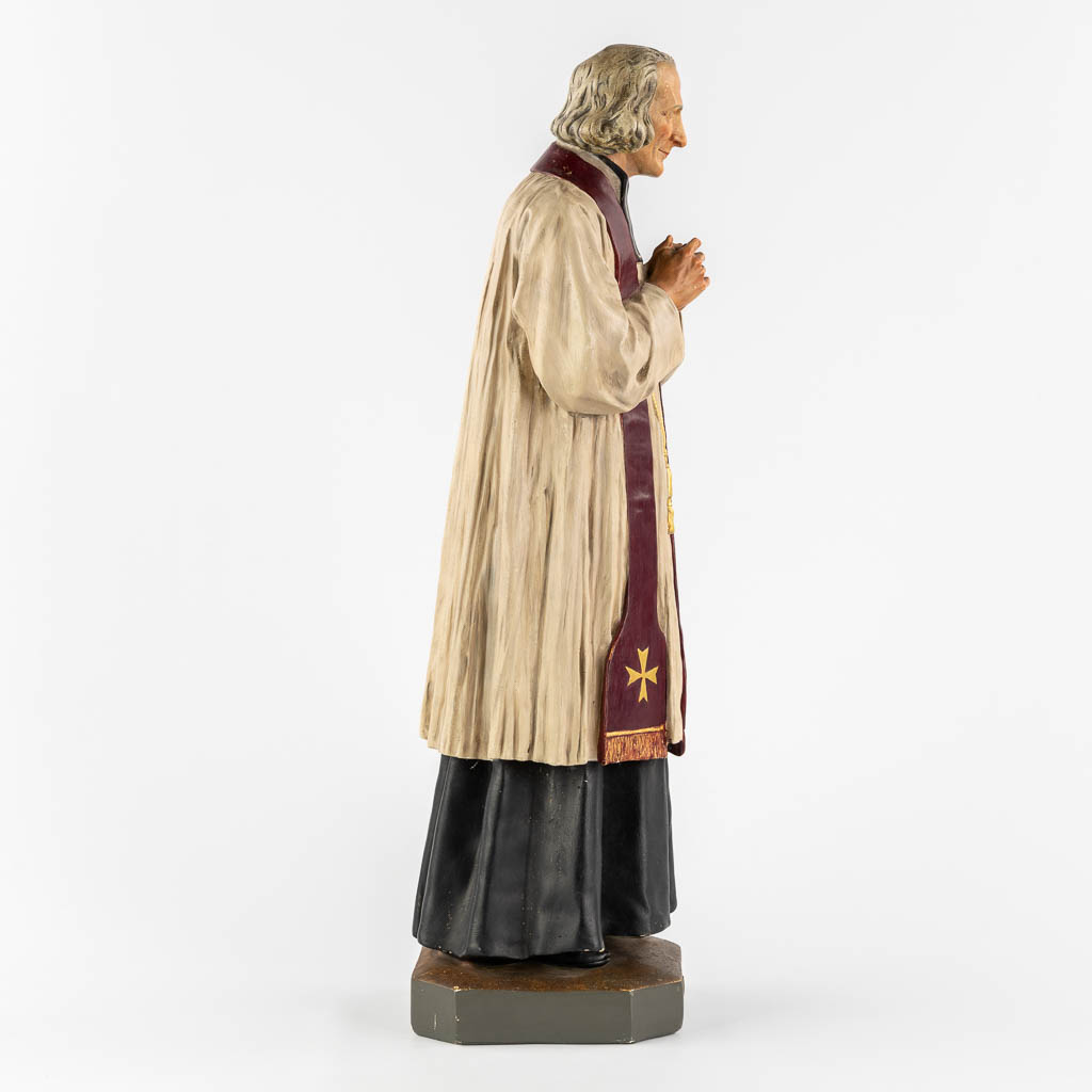 Johannes Maria Vianney, Priester van Ars, polychroom gips. (L:17,5 x W:18,5 x H:62 cm)