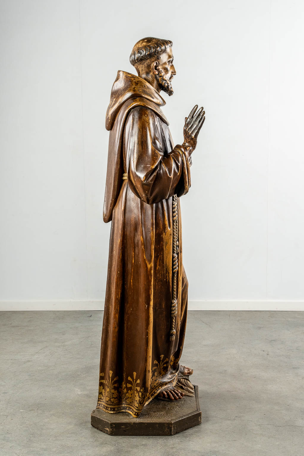 Een antieke houtsculptuur 'Franciscus van Assisi', 19de eeuw.