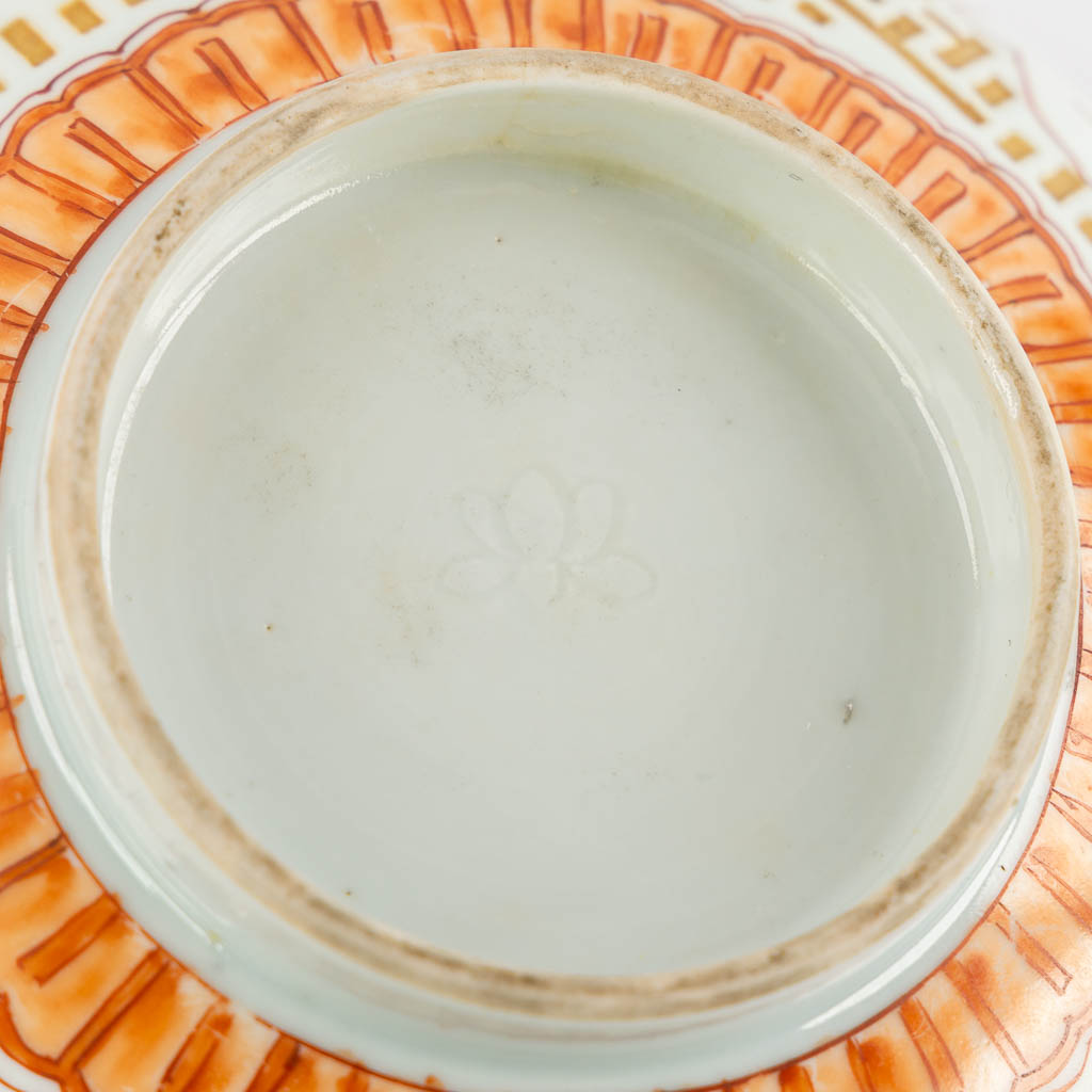 A Chinese red and gold bowl with relief decor. 18th C. (H:9,5 x D:21 cm)