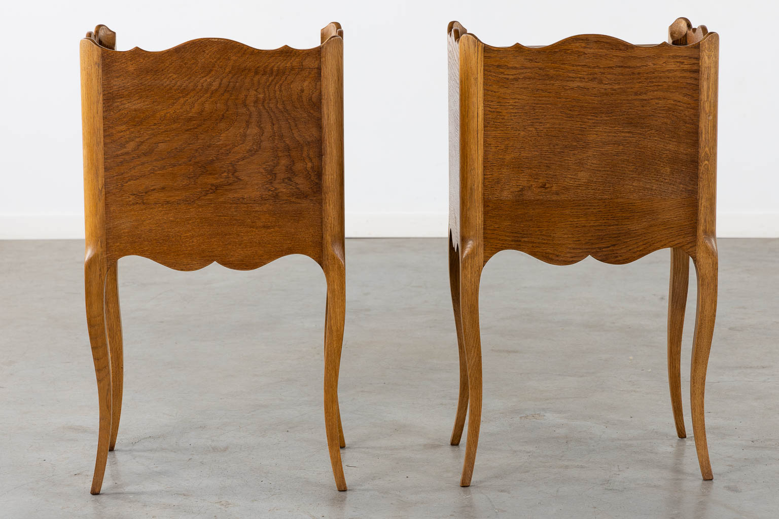 A decorative pair of oak nightstands or side tables. (L:34 x W:45 x H:80 cm)