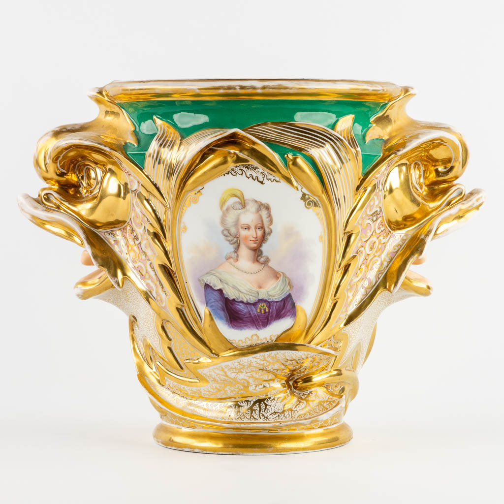 Vieux Paris, een cache-pot met handgeschilderd en verguld decor. Portret van Marie Antoinette.