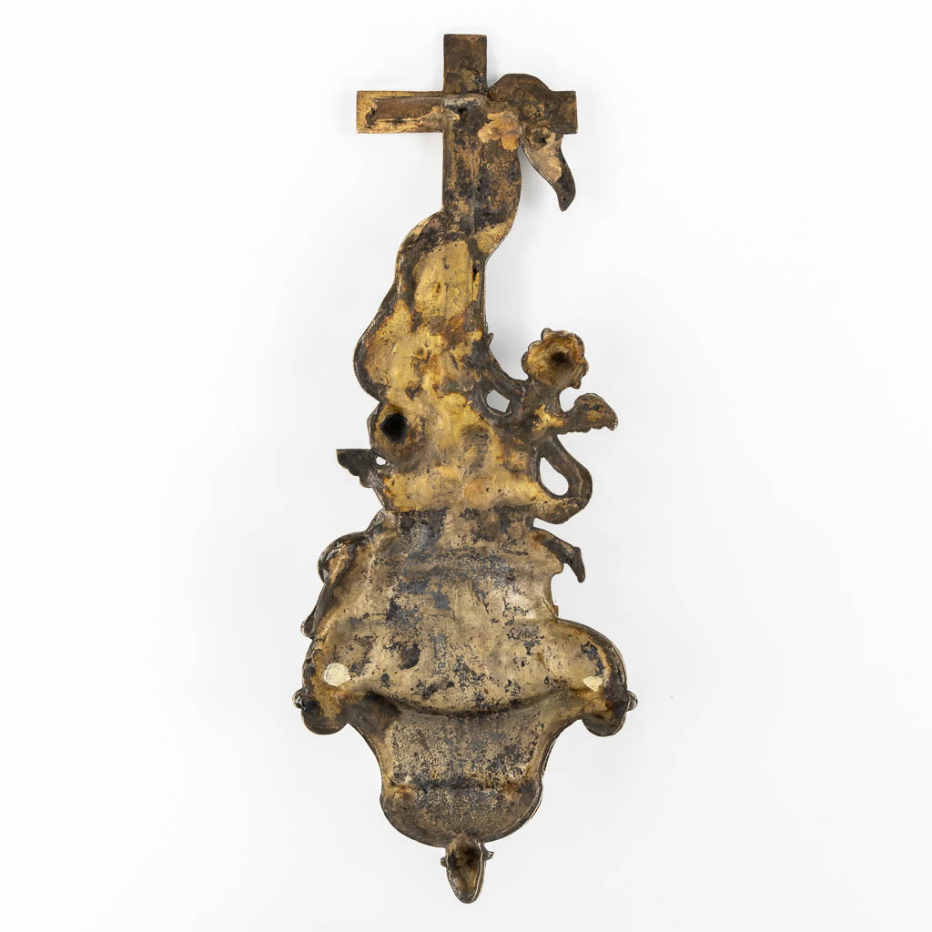 Een wijwatervat in Barokke stijl, Engelenfiguren en een crucifix. Verzilverd brons. 19de eeuw.