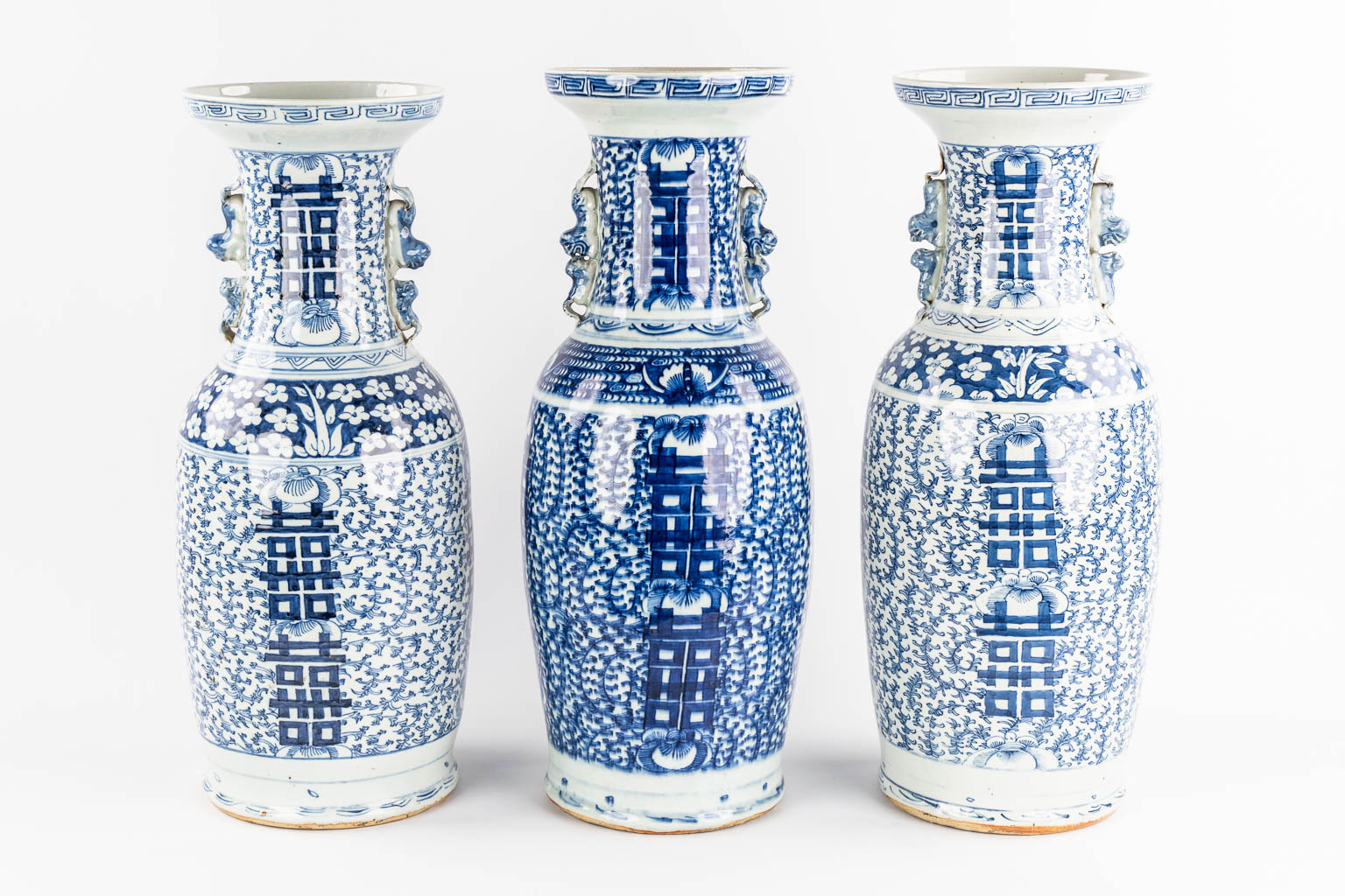 Drie Chinese vazen met een blauw-wit decor en symbolen van geluk. 19de/20ste eeuw.