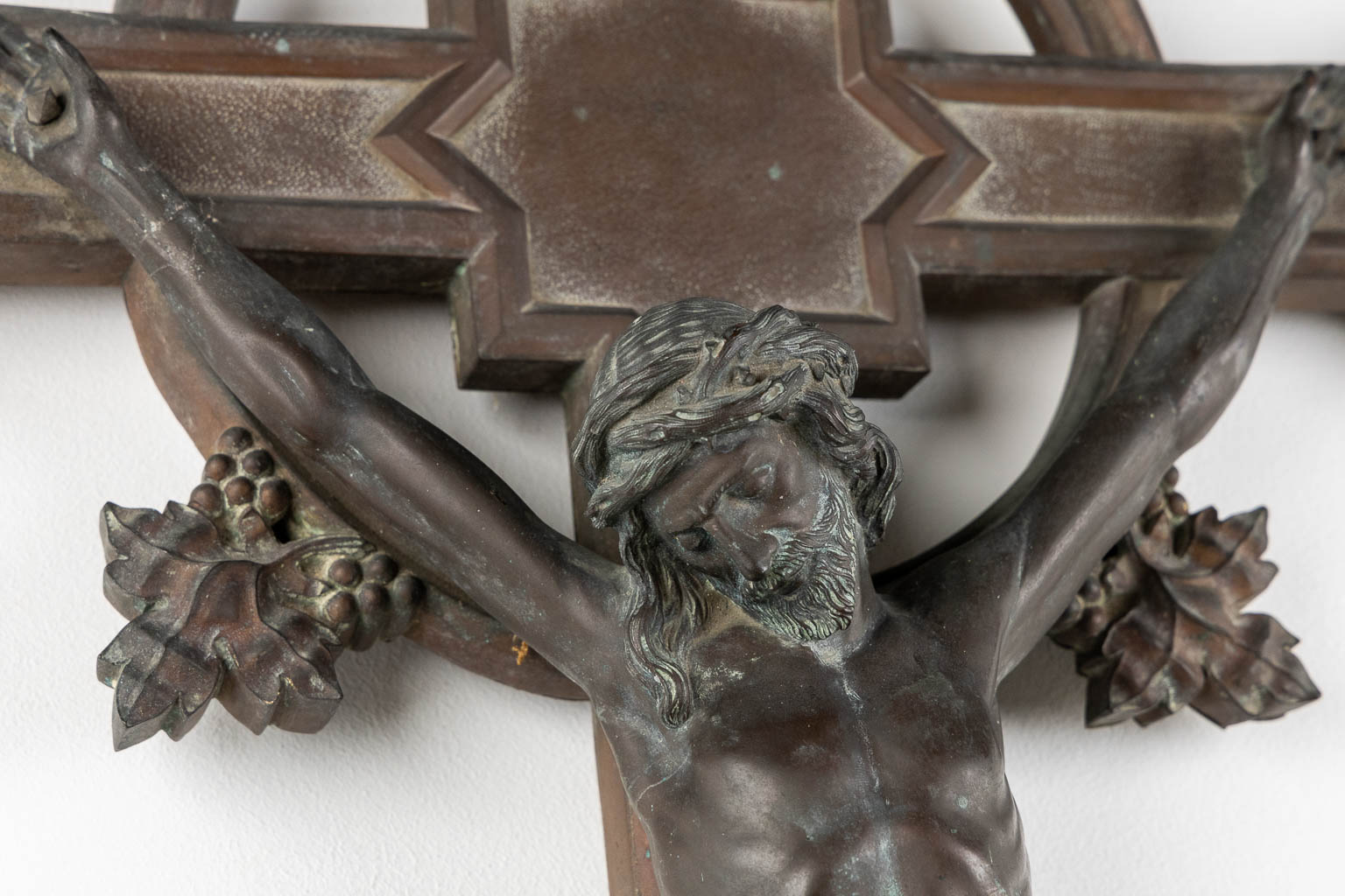 Een grote Crucifix met afbeeldingen van de 4 evangelisten, repousse koper op hout. (W:57 x H:90 cm)