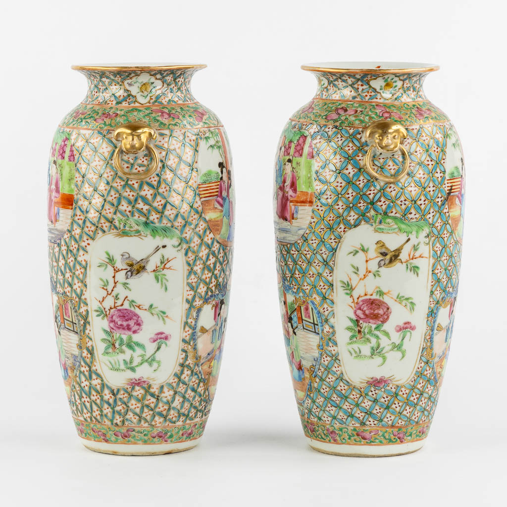 A pair of Chinese Canton vases with a fine decor, 19th C. (H:24 x D:12 cm)