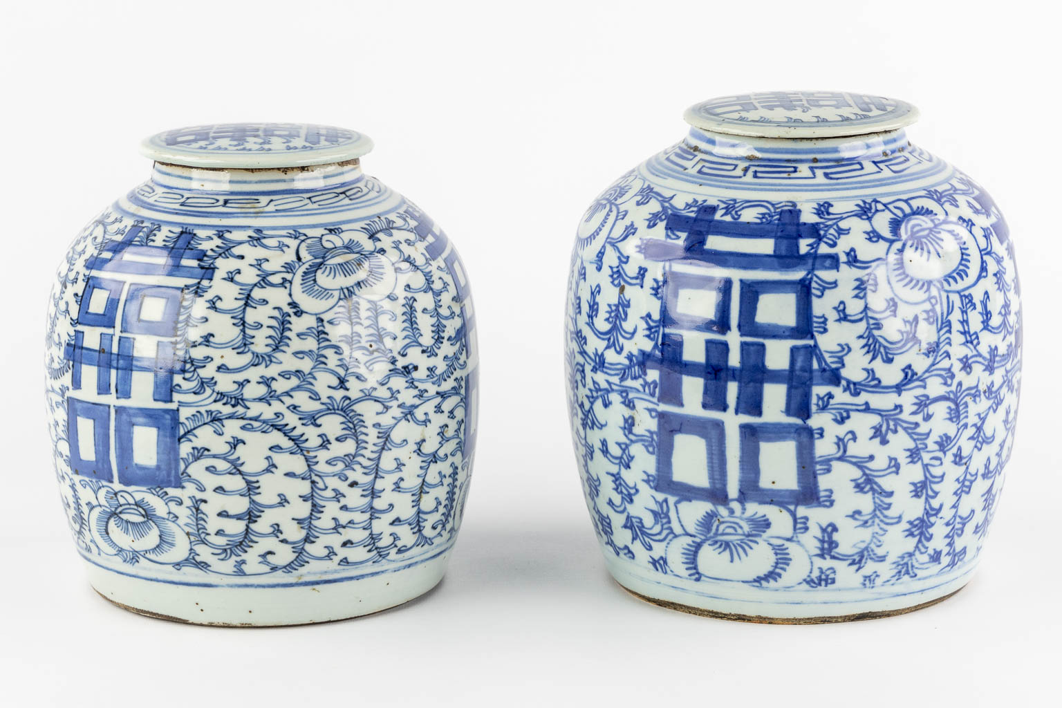 Twee Chinese blauw-witte gemberpotten met een dubbel Xi-teken van geluk. (H:23 x D:21 cm)