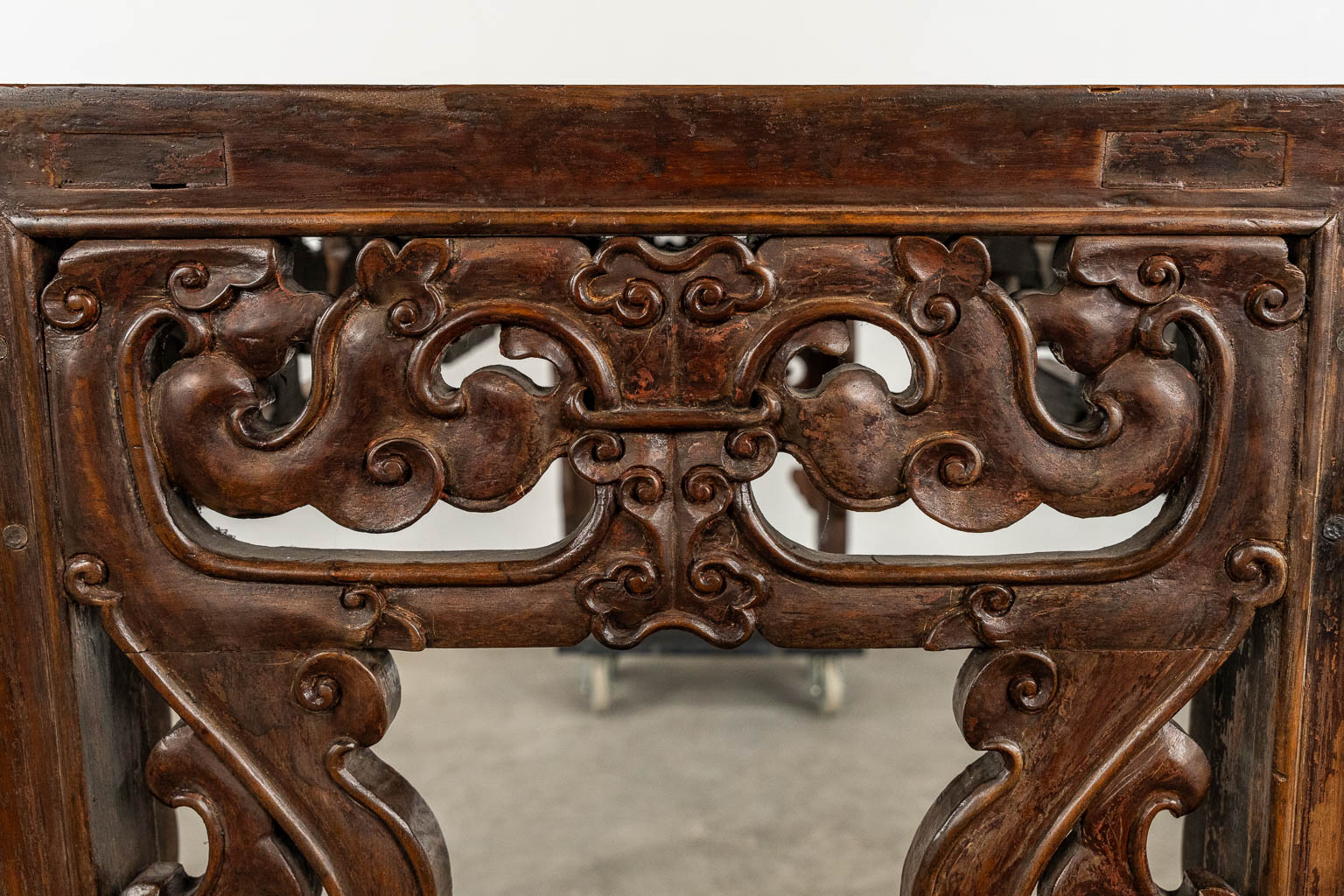 Een grote Chinese hardhouten Altaar of Consoletafel, gesculpteerd hardhout.