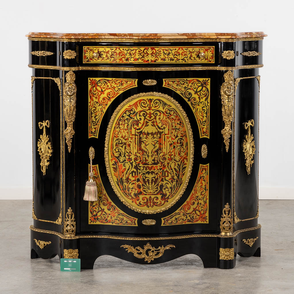 Een één-deurs kast, Napoleon 3 stijl, Boulle. 20ste eeuw. (L:31 x W:107 x H:101 cm)