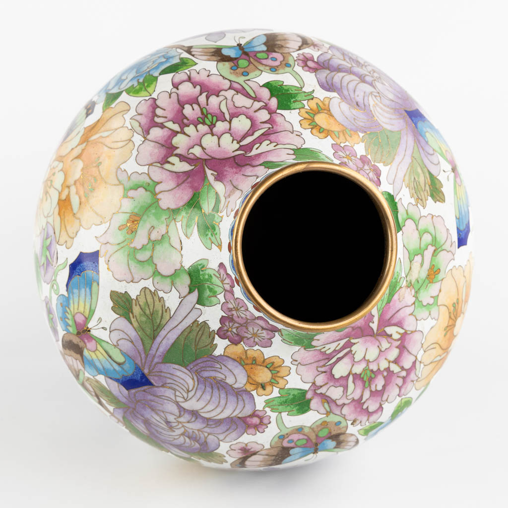 Een decoratieve cloisonné email vaas, fauna en flora. (H:39 x D:23 cm)