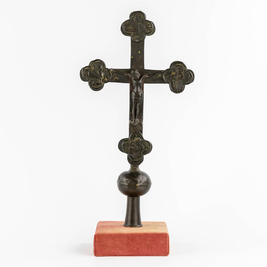 A processional crucifix, bronze. End of the 14th C. (W:28,5 x H:53,5 cm)