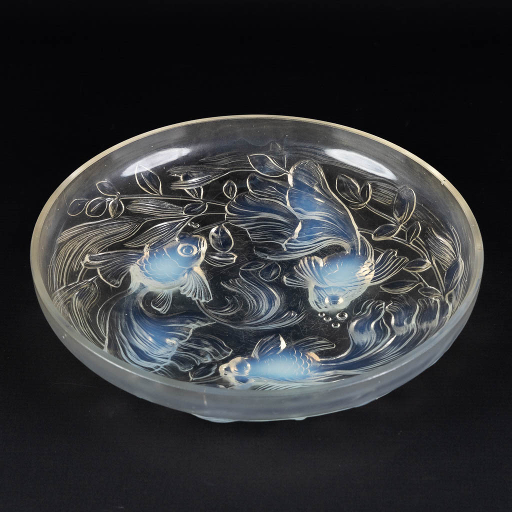 Verlys, an opalescent glass bowl decorated with fish.  (H:5,5 x D:27 cm)