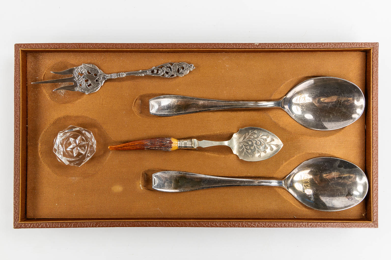 Bruno Wiskemann, a 152-piece large silver-plated cutlery. Added are some silver and silver-plated serving accessories. 