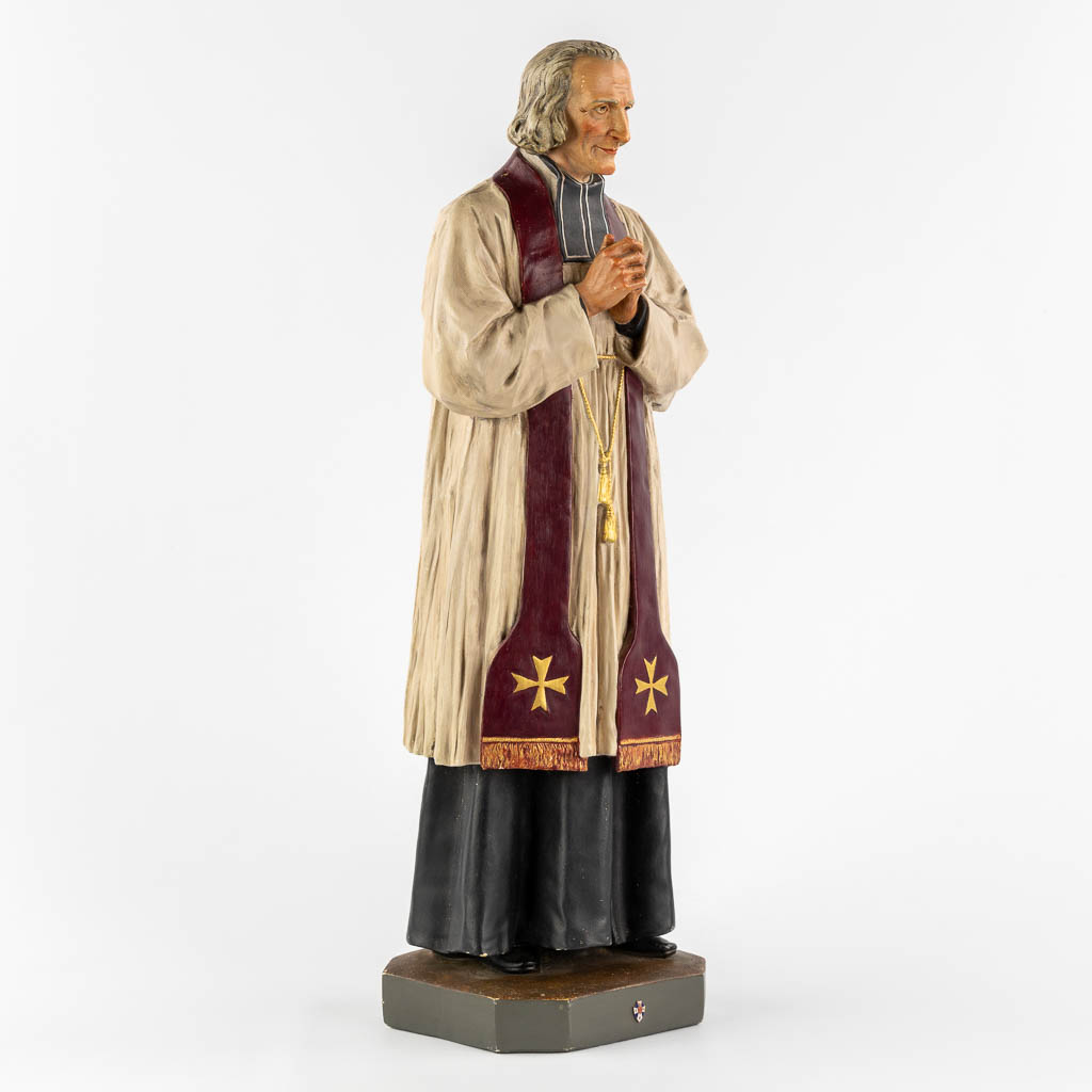 Johannes Maria Vianney, Priester van Ars, polychroom gips. (L:17,5 x W:18,5 x H:62 cm)