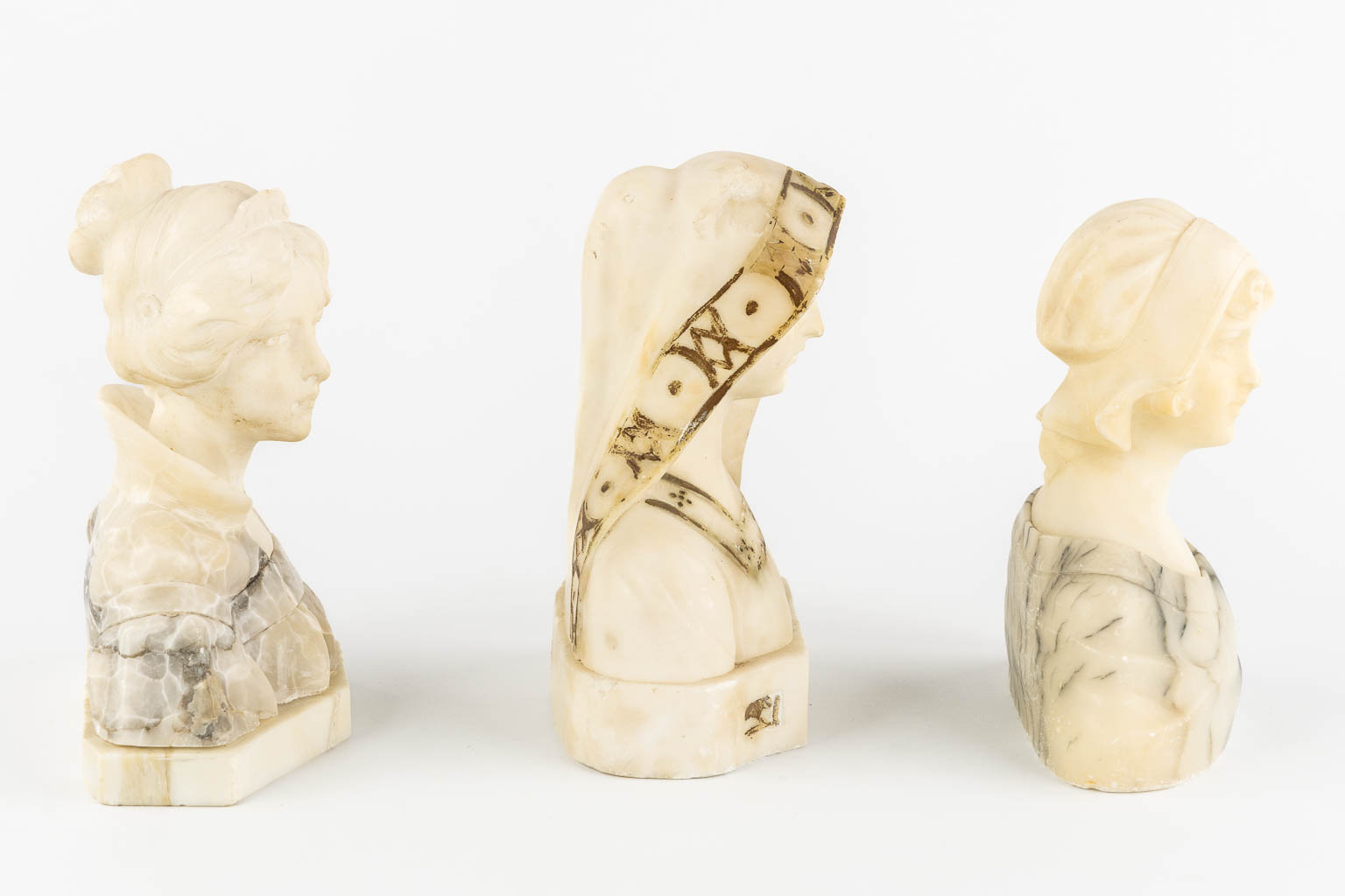 Five busts of ladies, sculptured Alabaster, Circa 1900. 