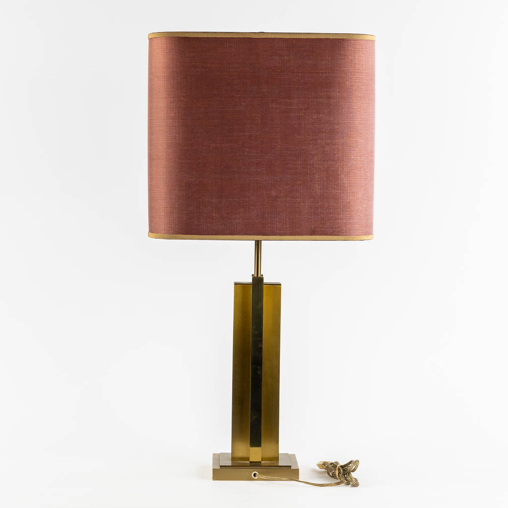 Een mid-century tafellamp, verguld metaal. In de stijl van Belgo Chrome. (L:37 x W:37 x H:75 cm)