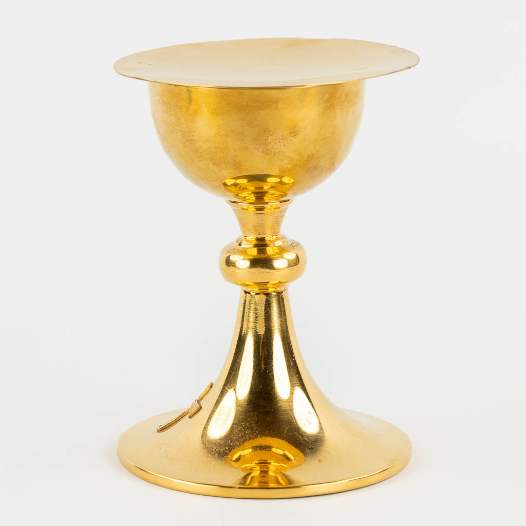 A modern chalice with vermeil cuppa, paten. 20th C.  (H:19 x D:14 cm)