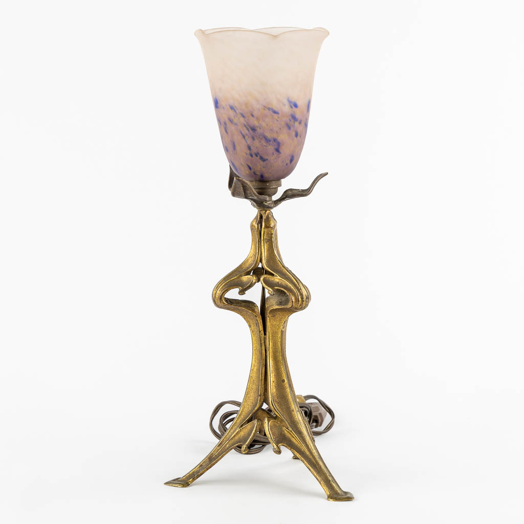 Schneider, an Art Nouveau period table lamp. (H:39,5 x D:14,5 cm)