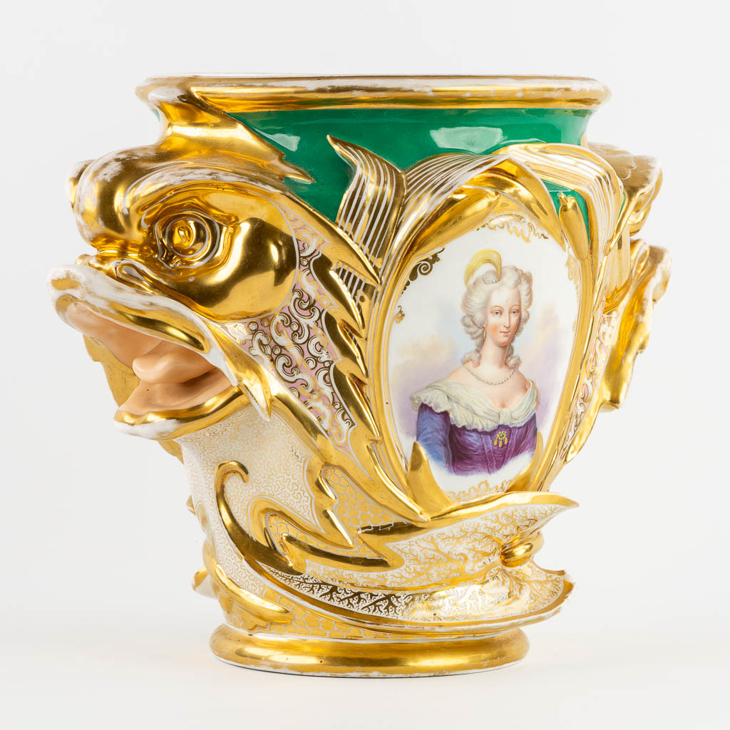 Viex Paris, A cache pot with hand-painted and gilt decor. Portrait of Marie-Antoinette. 