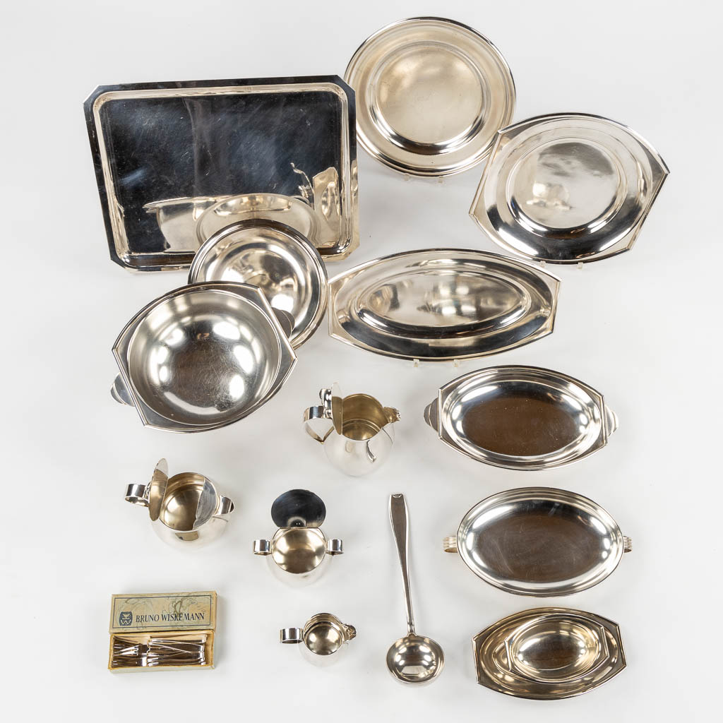 Wiskemann, A large collection of serving and tableaccessories. (L:36 x W:45,5 cm)