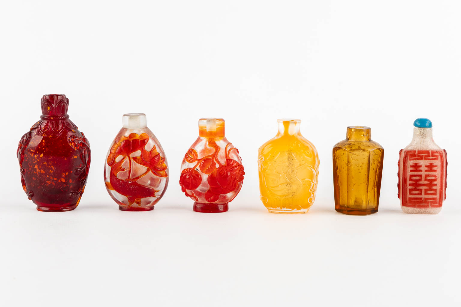 17 Chinese snuff bottles, mostly made of Peking glass. (H:10 cm)