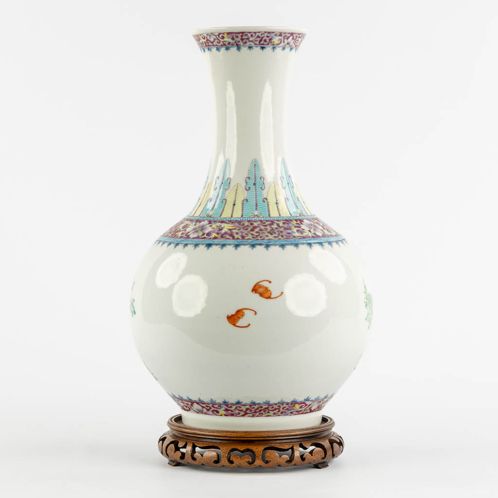 A Chinese vase with a floral decor, late republic, circa 1900. (H:39 x D:21 cm)