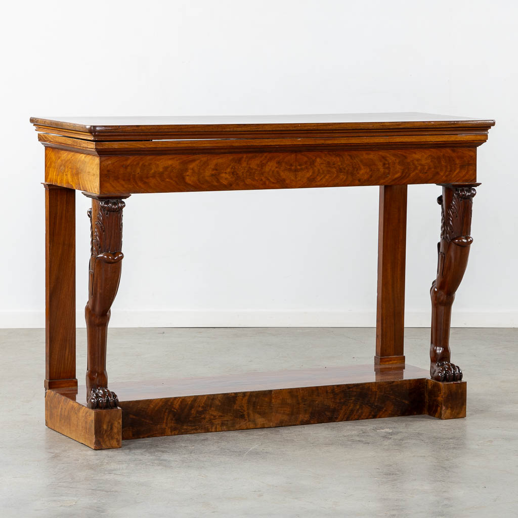 A sculptured mahogany console table with display cabinet, 19th C. (L:51 x W:135 x H:95 cm)