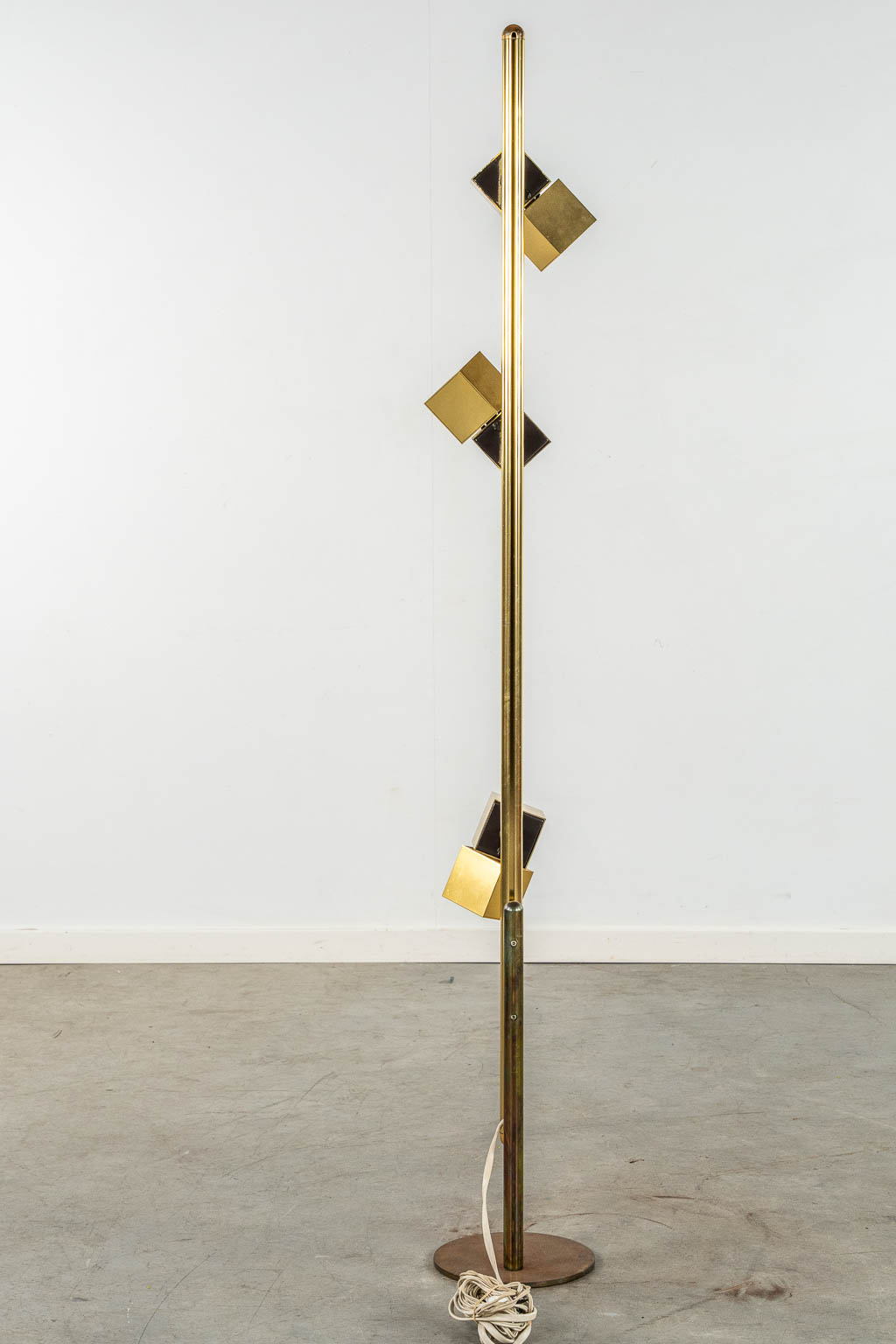 Concord, A decorative floor lamp, brass. (H:167 cm)