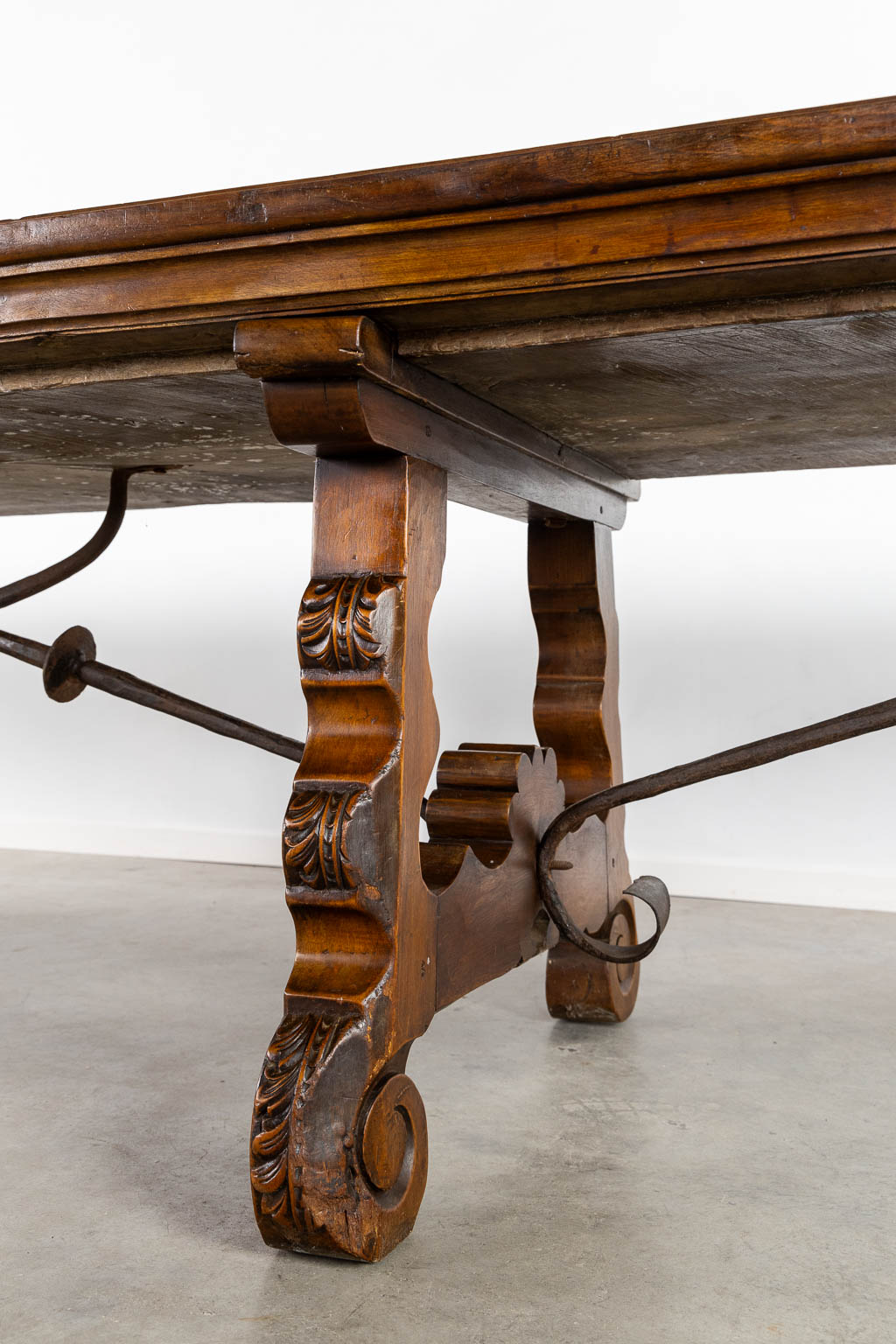 An exceptional Spanish tabel, single slab table top, walnut,19th C. (L:94 x W:473 x H:80 cm)