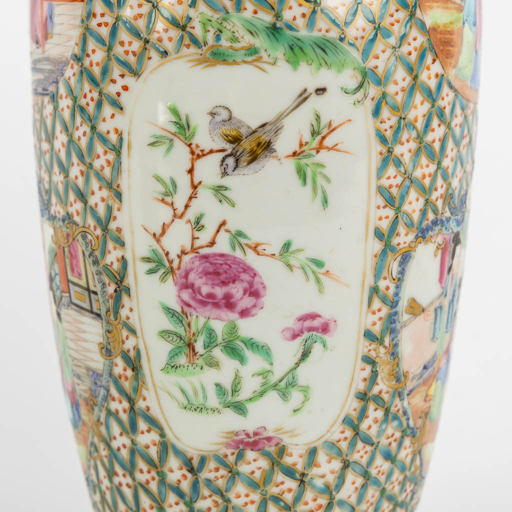 A pair of Chinese Canton vases with a fine decor, 19th C. (H:24 x D:12 cm)